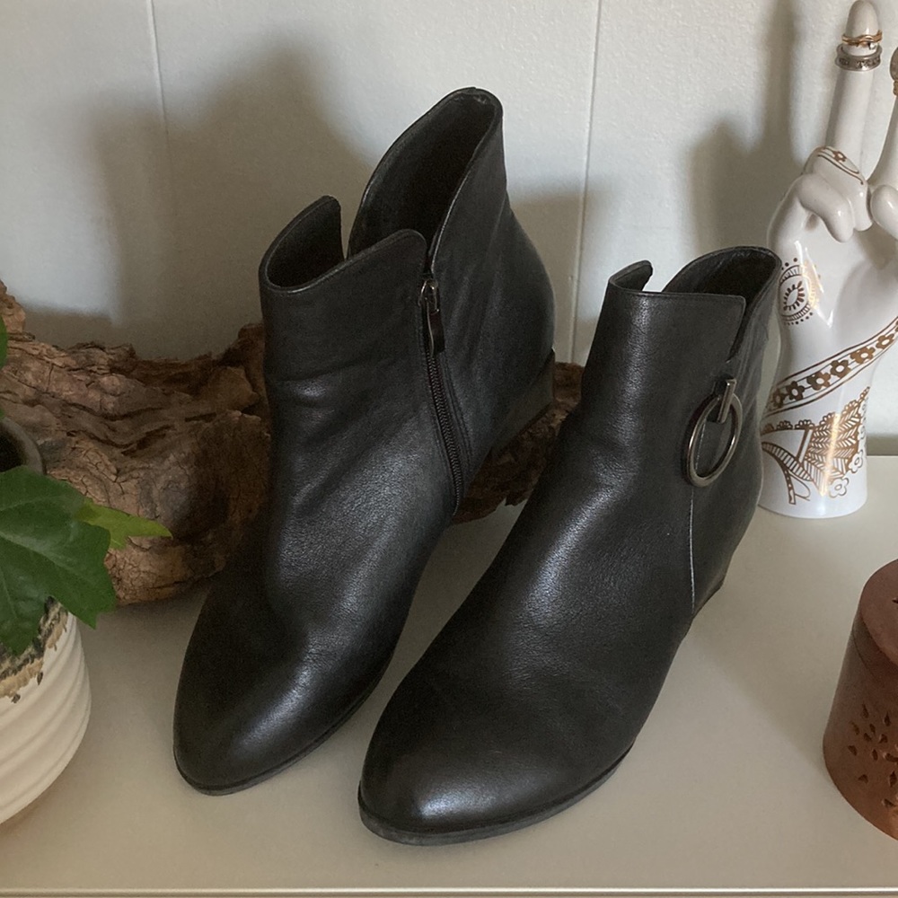 US 11 Black Ankle Bootie